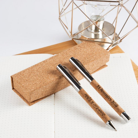 Incisione del testo su penne di sughero Incisione del testo su penne di sughero