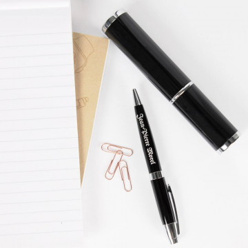 Tubo per penna a sfera nero con incisione