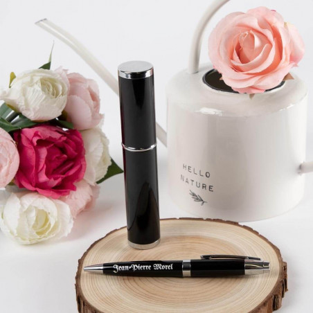 Tubo e penna in alluminio nero inciso Tubo e penna in alluminio nero inciso