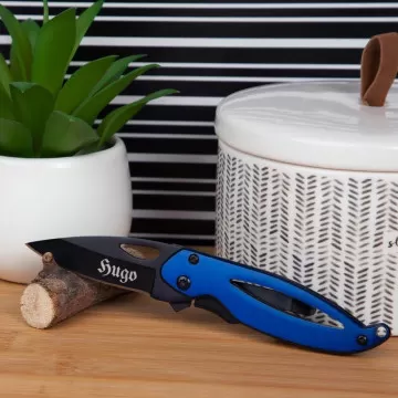 Coltello in acciaio blu notte con incisione