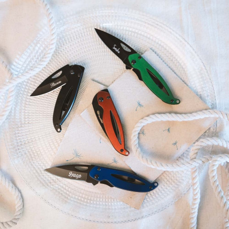 Coltello in acciaio rosso incisione Coltello in acciaio rosso incisione