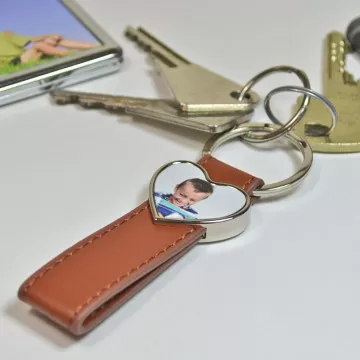 Portachiavi in pelle marrone lungo con foto cuore personalizzata