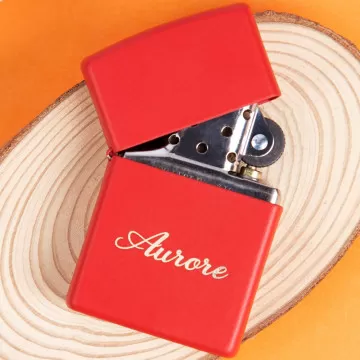 Accendino Zippo testo rosso incisione