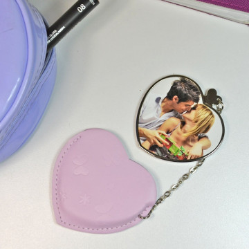 Specchio tascabile a forma di cuore con tasca rosa