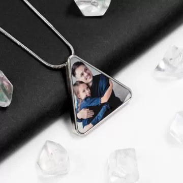Collana con pendente a triangolo fotografico