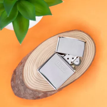 Accendino Zippo a motore acceso cromato | Zippo inciso