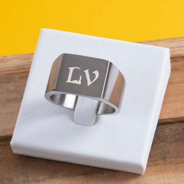 Semplice anello con sigillo in acciaio inossidabile con incisione del testo