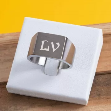 Semplice anello con sigillo in acciaio inossidabile con incisione del testo