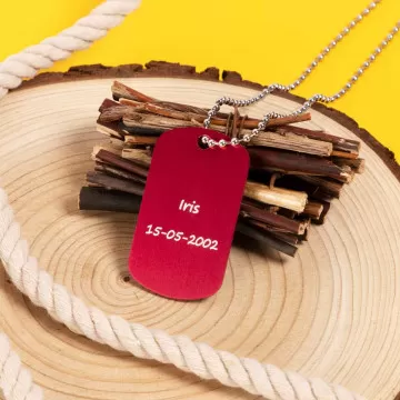 Identificazione rossa del tag del cane da personalizzare con il testo inciso