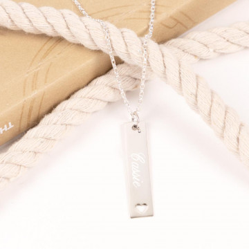 Collana a placca verticale con foro a cuore e incisione testo