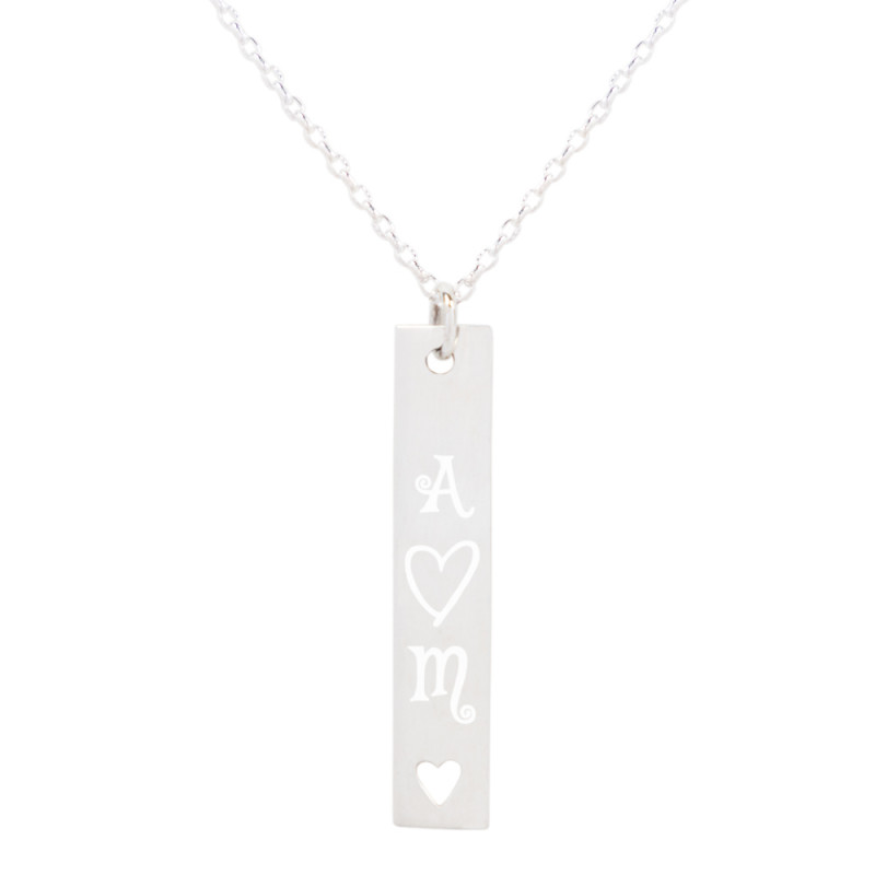 Collana in argento con incisione iniziale