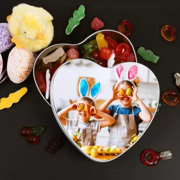 Scatola di metallo personalizzata a forma di cuore con caramelle Haribo