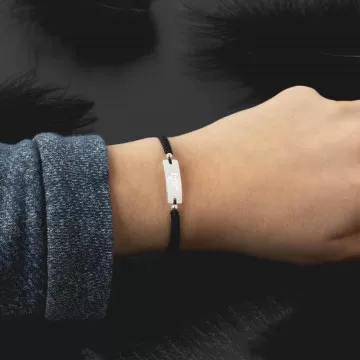 Bracciale in cordino con placca in argento incisa personalizzata