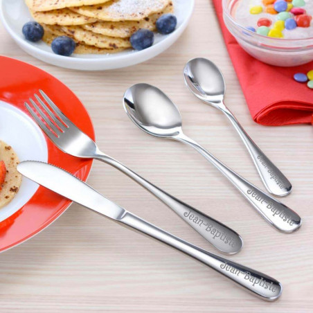 Incisione del primo nome originale su posate bambini in acciaio inox Incisione del primo nome originale su posate bambini in acciaio inox