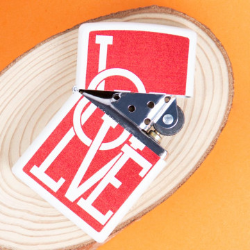 Accendino Zippo Love rosso opaco con incisione personalizzata sul retro