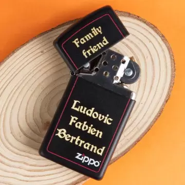 Accendino Zippo slim nero con bordo rosso personalizzato