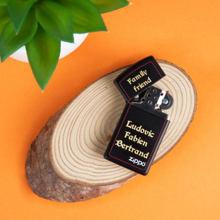 Zip ricaricabile con bordo rosso nero Zip ricaricabile con bordo rosso nero