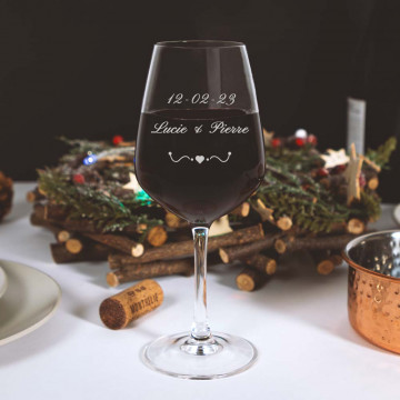Bicchiere da vino personalizzato |Incisione del testo e design unico del cuore