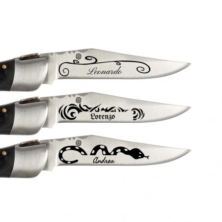 Incisione sulla lama del tatuaggio nero fuori coltello Incisione sulla lama del tatuaggio nero fuori coltello