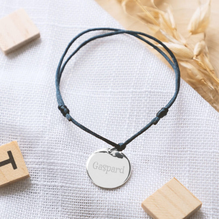 Bracciale in corda blu marino e medaglione rotondo inciso Bracciale in corda blu marino e medaglione rotondo inciso