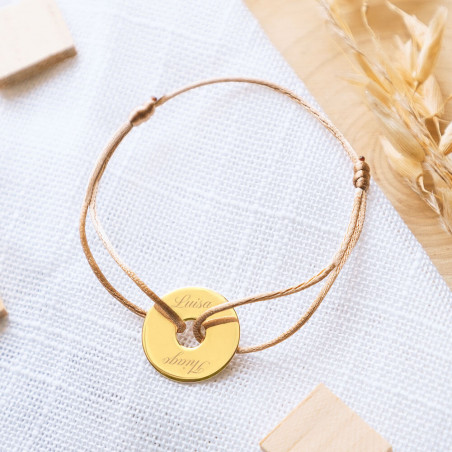 Bracciale in disco placcato oro inciso con cavo beige regolabile Bracciale in disco placcato oro inciso con cavo beige regolabile