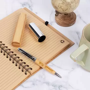 Penna a sfera twist in legno di bambù inciso con custodia a tubo abbinata