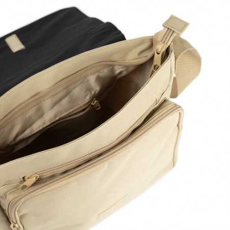 All'interno della borsa beige All'interno della borsa beige