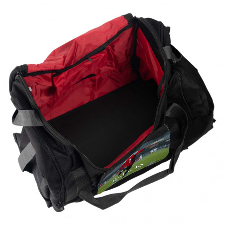 All'interno della grande borsa sportiva nera All'interno della grande borsa sportiva nera