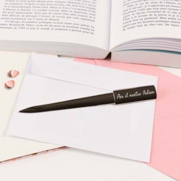 Tagliacarte in metallo con lama incisa