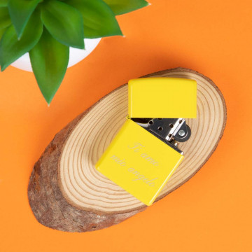 Accendino Zippo giallo con testo inciso