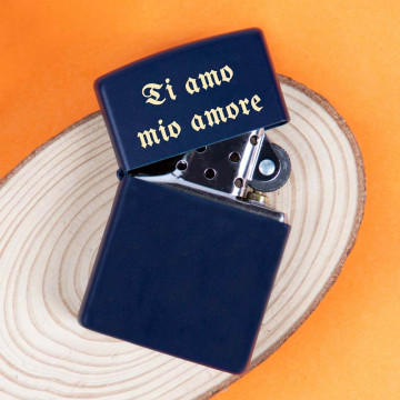 Accendino Zippo blu navy opaco con incisione personalizzata