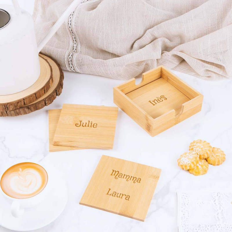 Set di 4 sottobicchieri in legno incisi