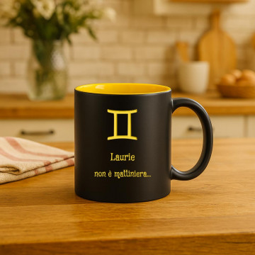 Tazza in ceramica nera e gialla con incisione