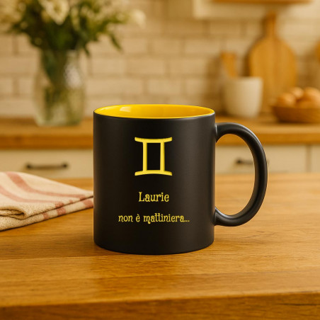 Tazza nera e gialla Nome
