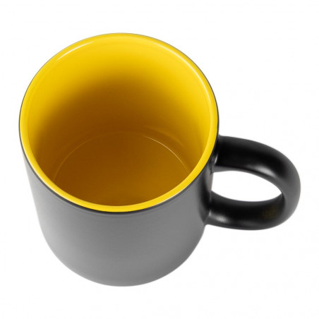 Tazza nera e gialla incisa