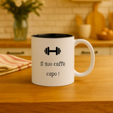 Una tazza bianca con incisione di testo nero