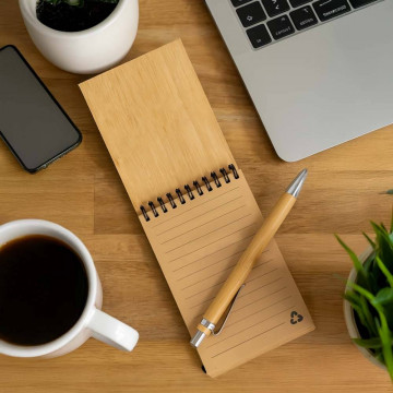 Blocco note inciso con penna in bambù