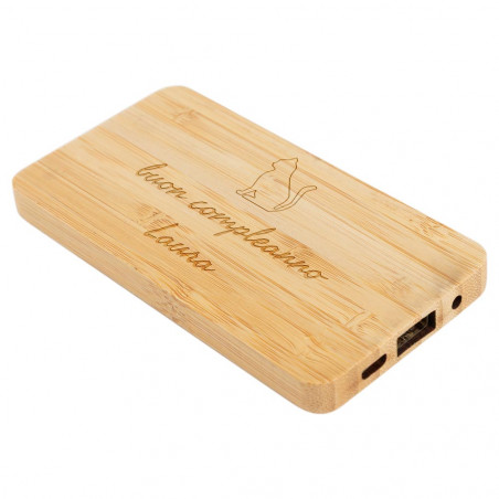 Incisione del testo su powerbank bambù Incisione del testo su powerbank bambù
