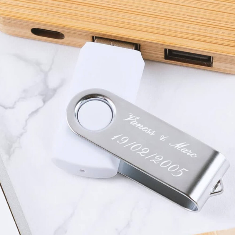 Chiavetta USB bianca incisa