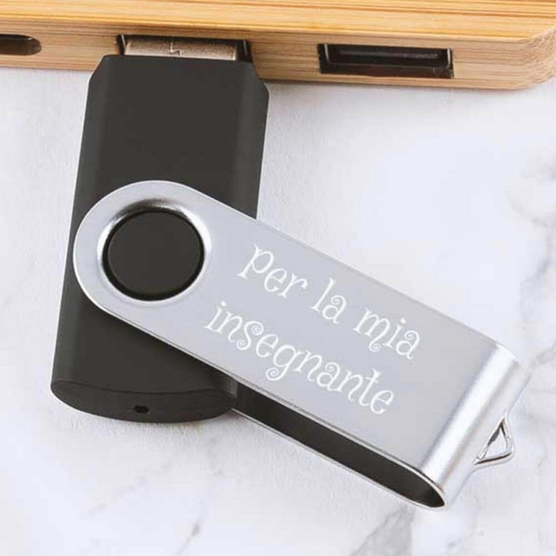 Chiavetta USB nera incisa