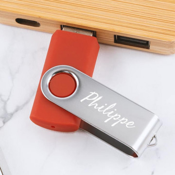 Chiavetta USB rossa incisa