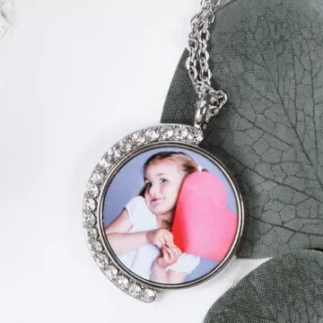 Collana rotonda con strass