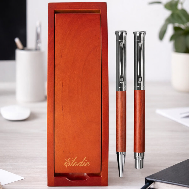 Set di penne in legno inciso