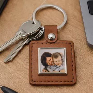 Portachiavi quadrato in similpelle marrone personalizzato