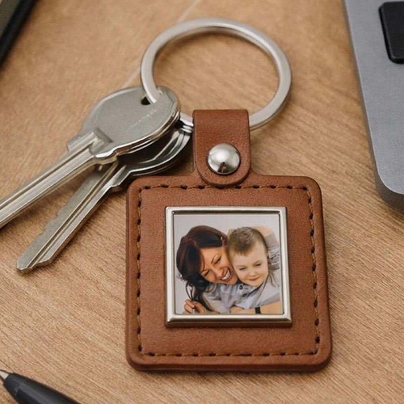 Portachiavi quadrato in similpelle marrone personalizzato