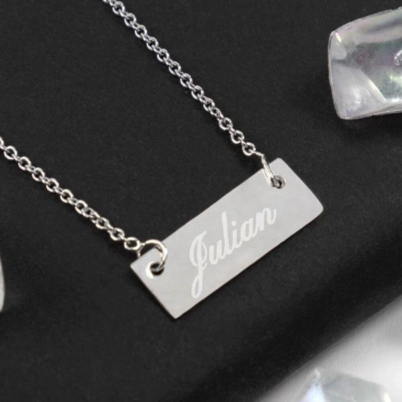 Collana con targhetta incisa