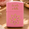 Accendino Zippo rosa inciso