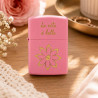 Accendino Zippo rosa inciso