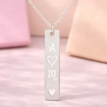 Collana con pendente verticale cuore e iniziali in argento