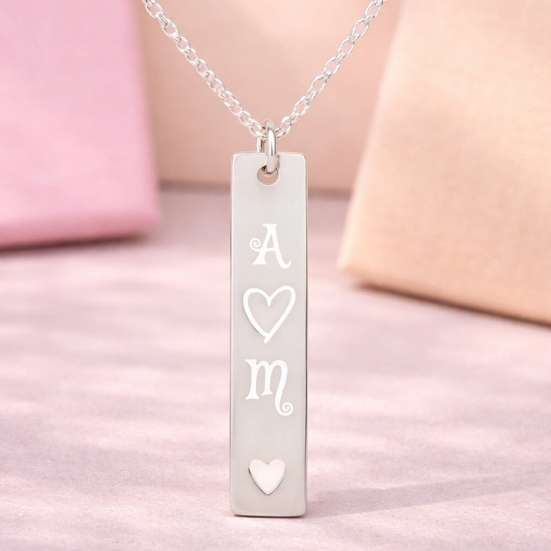 Collana con pendente verticale cuore e iniziali in argento